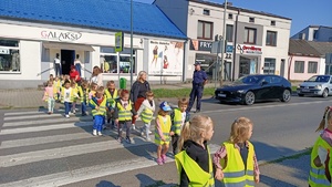 policjanci z dziećmi