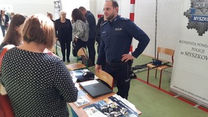 Na zdjęciu policjant na stanowisku podczas targów pracy