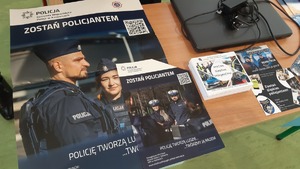 Na zdjęciu ulotki ,, zostań policjantem&#039;&#039;