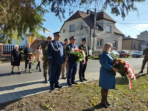 Delegatura składająca kwiaty na grobie wojennym uczestników Powstania Styczniowego 