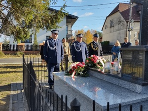 Delegatura składająca kwiaty na grobie wojennym uczestników Powstania Styczniowego 