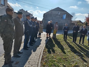 Delegatura składająca kwiaty na grobie wojennym uczestników Powstania Styczniowego 