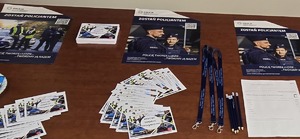 Na zdjęciu gadżety promujące zawód policjanta