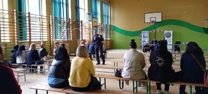 Zdjęcie przedstawia debatę na temat ,, Reaguj- hejt nie jest okej&#039;&#039;