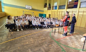 Na zdjęciu uczniowie oraz ratownik medyczny