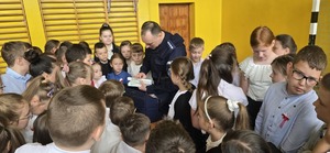 Na zdjęciu uczniowie oraz policjant