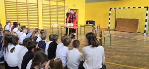 Na zdjęciu uczniowie oraz ratownik medyczny