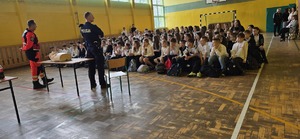 Na zdjęciu uczniowie oraz ratownik medyczny