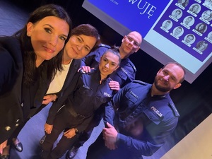 Na zdjęciu znajdują sie Ilona Adamska, Dyrektor MDK Myszków oraz umundurowani policjanci