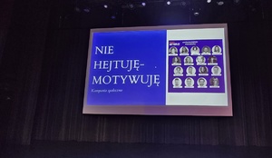 Napis ,, Nie hejtuje- motywuję&#039;&#039;