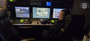 Na zdjęciu policjant ruchu drogowego przeglądający kamery w RSD