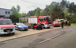 Na zdjęciu pojazdy służb mundurowych oraz uczestnicy poszukiwań