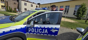 Dzieci siedzące w radiowozie