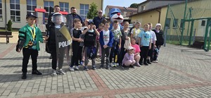 Na zdjęciu umundurowani policjanci, sznupek i dzieci