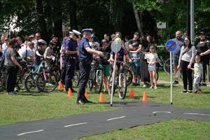 Na zdjęciu policjanci ruchu drogowego przeprowadzający egzamin na kartę rowerową