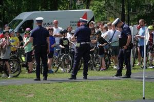 Na zdjęciu policjanci ruchu drogowego przeprowadzający egzamin na kartę rowerową