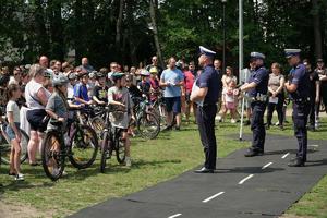Na zdjęciu policjanci ruchu drogowego przeprowadzający egzamin na kartę rowerową