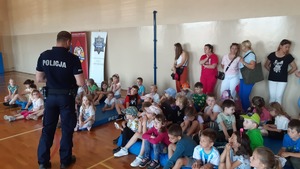 Zdjęcie przedstawia policjanta, dzieci oraz Panie nauczycielki
