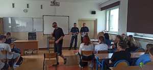 Na zdjęciu znajdują się umundurowani policjanci i uczeń przemierzają tor w alkogoogle