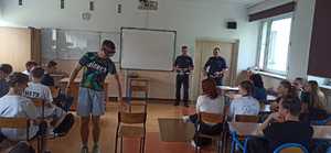 Na zdjęciu znajdują się umundurowani policjanci i uczeń przemierzają tor w alkogoogle
