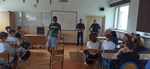Na zdjęciu znajdują się umundurowani policjanci i uczeń przemierzają tor w alkogoogle