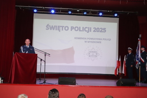 Na zdjęcie przemawiający insp. Rafał Głuch i sztandar