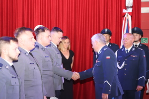 Na zdjęciu Komendant Wojewódzki Policji w Katowicach oraz insp. Rafał Głuch wręczający akty mianowania policjantom,