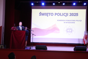 Na zdjęciu przemawiający Starosta Piotr Kołodziejczyk