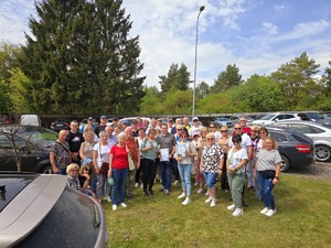 Uczestnicy na wycieczce krajoznawczej