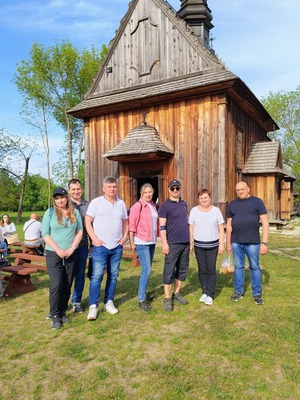 Uczestnicy na wycieczce krajoznawczej