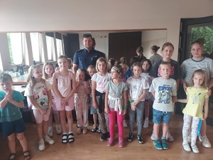 Zdjęcie na którym znajduje się dzielnicowy oraz uczniowie