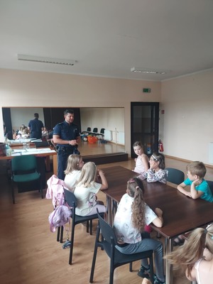 Zdjęcie na którym znajduje się dzielnicowy oraz uczniowie