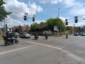 Zabezpieczenie zjazdu motocyklowego przez policjantów WRD
