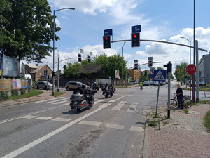 Zabezpieczenie zjazdu motocyklowego przez policjantów WRD