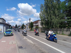 Zabezpieczenie zjazdu motocyklowego przez policjantów WRD