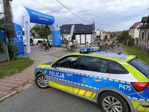 Na zdjęciu zabezpieczenie pielgrzymki rowerowej przez policjantów
