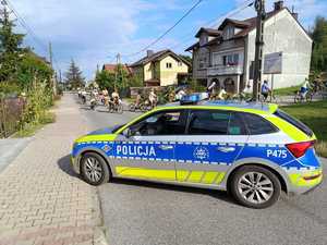 Na zdjęciu zabezpieczenie pielgrzymki rowerowej przez policjantów
