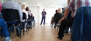 Zdjęcie policjanta z uczestnikami prelekcji