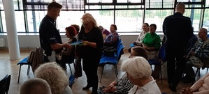 Zdjęcie policjanta z uczestnikami prelekcji