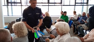 Zdjęcie policjanta z uczestnikami prelekcji