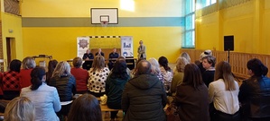 Na zdjęciu przemawiająca Pani psycholog do rodziców