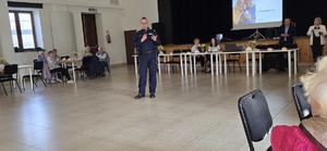 Na zdjęciu profilaktyk policyjny przeprowadzający profilaktykę dla seniorów