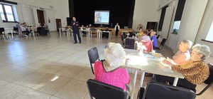 Na zdjęciu profilaktyk policyjny przeprowadzający profilaktykę dla seniorów