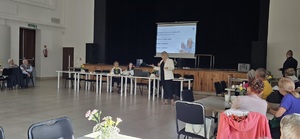 Na zdjęciu przedstawiciel PKO przeprowadzający profilaktykę dla seniorów