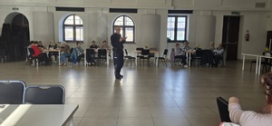 Na zdjęciu profilaktyk policyjny przeprowadzający profilaktykę dla seniorów