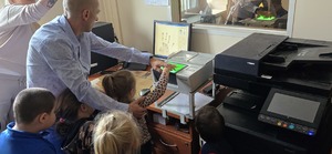 Na zdjęciu technik kryminalistyki oraz dzieci