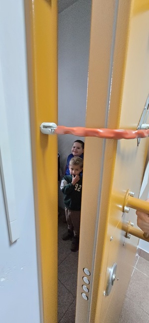 Na zdjęciu dzieci w pomieszczeniu dla zatrzymanych