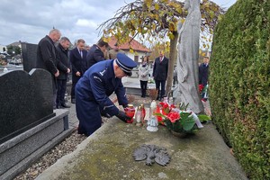 Na zdjęciu Komendant Głuch składający znicz