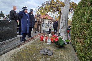 Na zdjęciu Komendant myszkowskiego garnizonu oraz komendant państwowej straży pożarnej