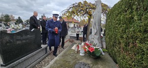 Na zdjęciu Komendant Głuch niosący znicz